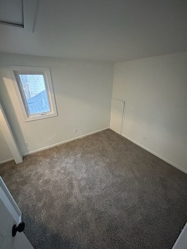 Building Photo - 3 bed 2 bath fenced in yard!!