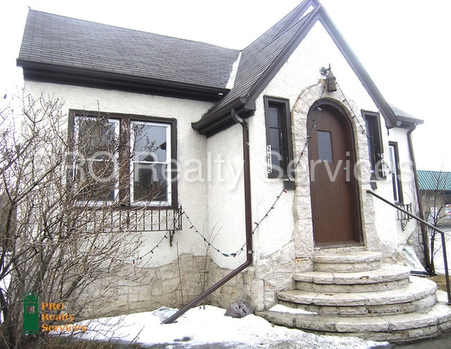 Primary Photo - 2213 University Ave NE