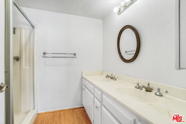 Building Photo - 5534 Sylmar Ave