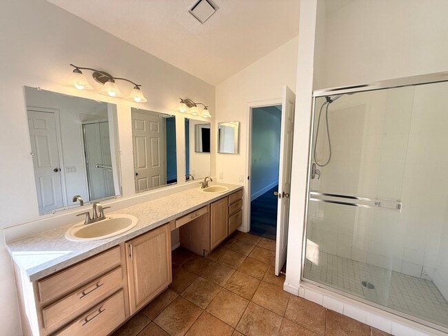 Building Photo - Beautifully Updated 4-Bedroom Home with Po...