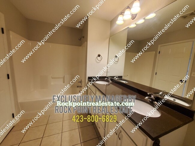 Building Photo - 3 Bedroom 2 Bath Townhouse