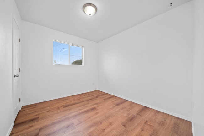 Building Photo - 570 S Yaqui Dr