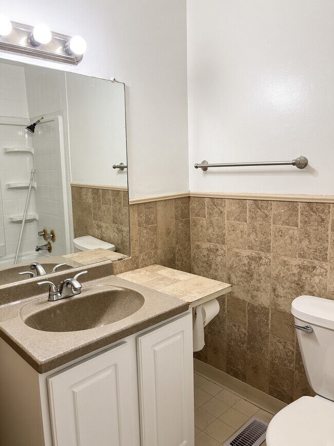 Building Photo - 1302 S Glen Cir