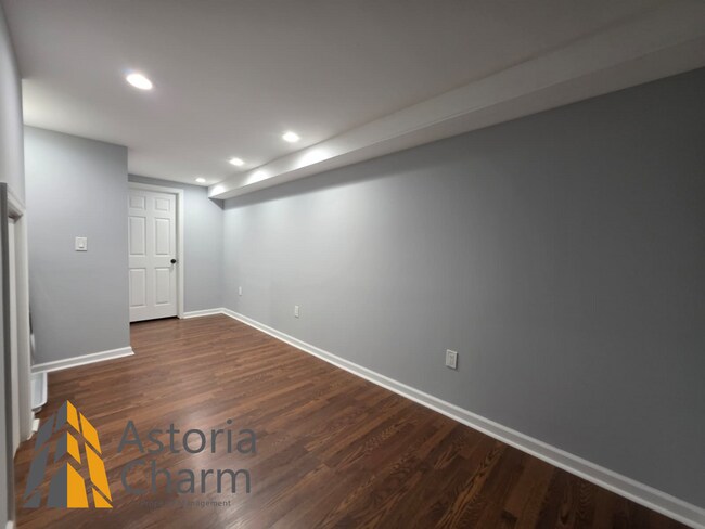 Building Photo - Renovated 2 Bedroom + Den, 3 Bath Home with Ensuites, Finished Basement and Stainless Appliances