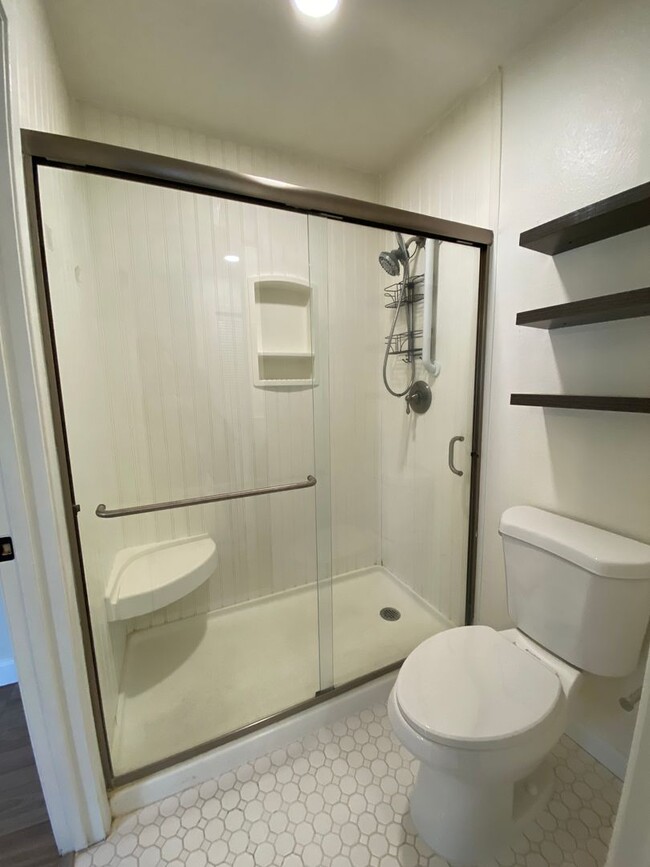 Building Photo - Tastefully Renovated Townhouse Available t...