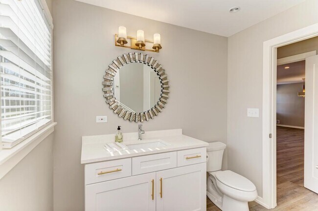 Building Photo - 935 Elmwood Ln