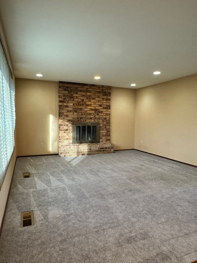 Building Photo - West Valley 4br 2.5 ba DBL attached garage, POOL