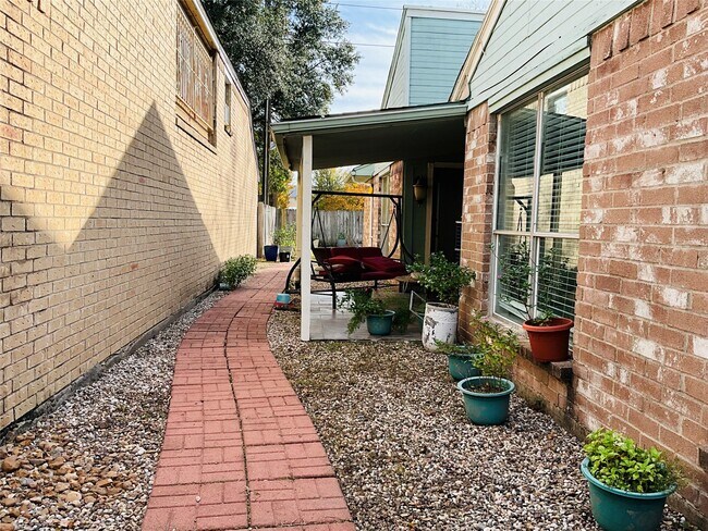 Building Photo - 11827 Moss Branch Rd