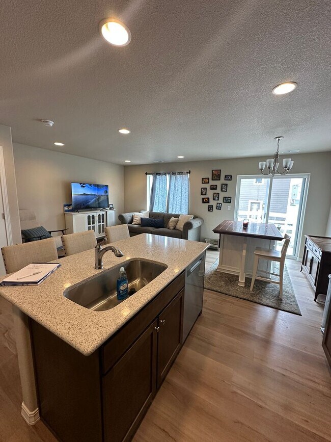 Building Photo - Modern Living in Skyview Village
