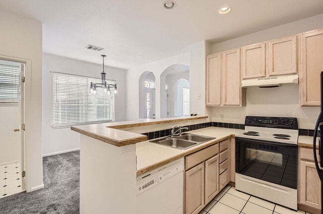 Building Photo - Evolve Real Estate: Spacious 2 Bedroom + L...