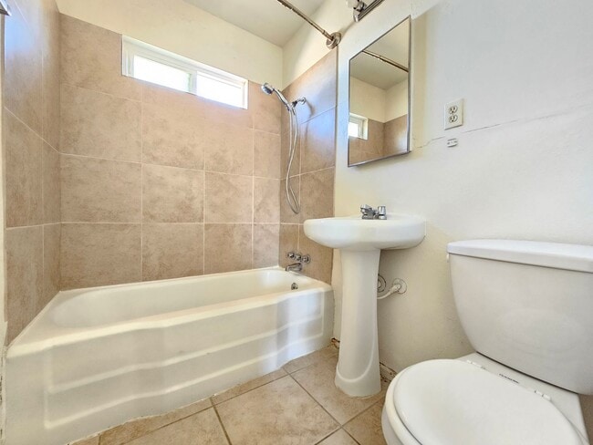 Building Photo - Comfortable Home For rent