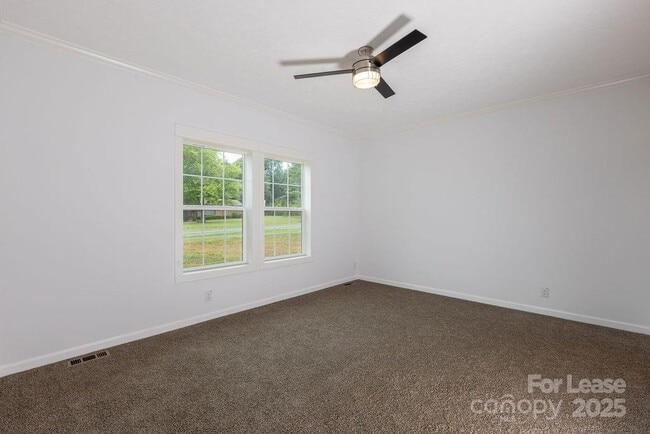 Building Photo - 2070 Travis Rd