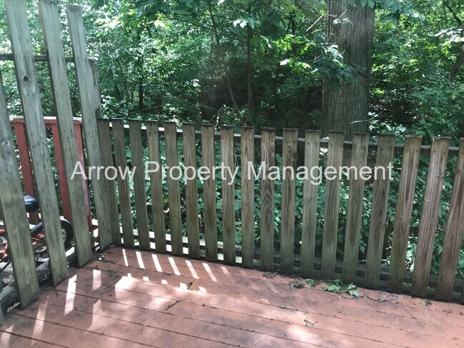 Building Photo - Great 2 Bedroom Townhome on Quiet Dead-End Street!