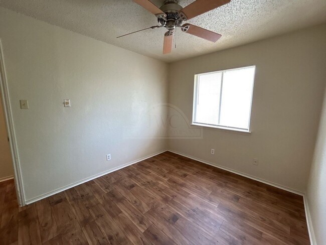 Building Photo - 2108 Carousel Dr