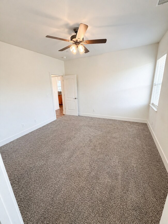 Building Photo - 3BR Home w/ 2-Car Garage, Tall ceilings & Upgraded Chef's Kitchen