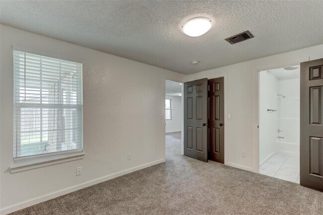 Building Photo - 2121 Meench Dr