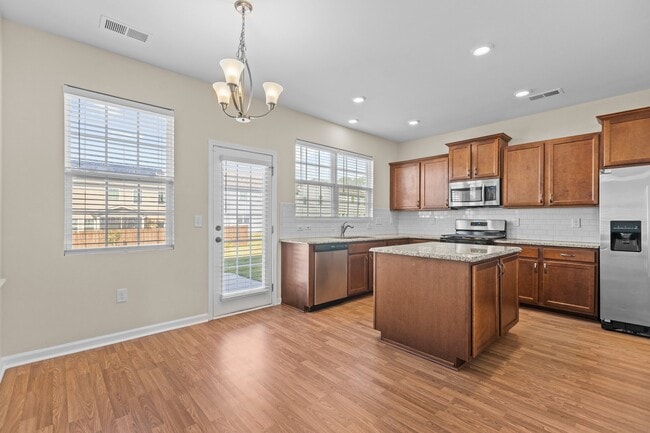 Building Photo - 624 Hiddenbrook Dr