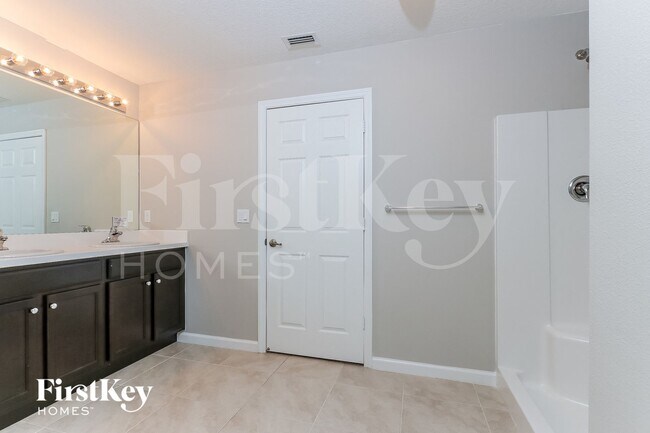 Building Photo - 1158 SW Eleuthera Ave