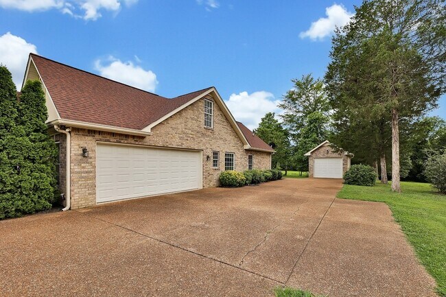 Building Photo - 614 Greene Dr