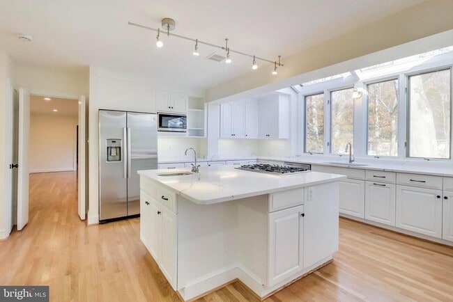 Building Photo - 4001 N Ridgeview Rd