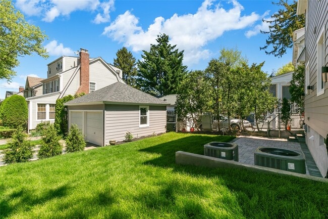 Building Photo - 25903 Pembroke Ave