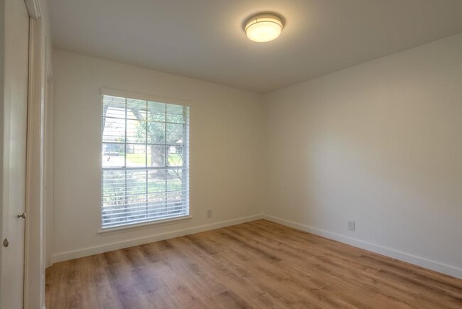 Building Photo - 7403 Glenhill Rd