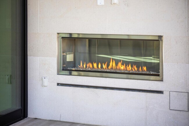 Building Photo - 6587 N Palmeraie Blvd