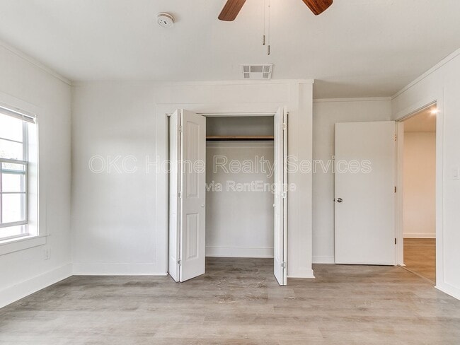 Building Photo - 1812 W Noble Ave