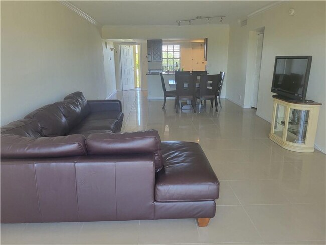 Building Photo - 3050 N Palm Aire Dr