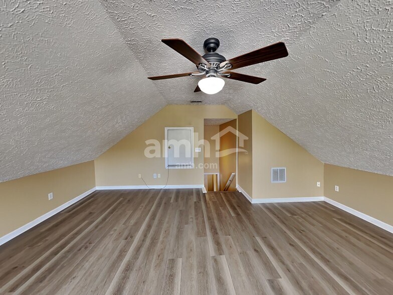 Building Photo - 544 Windy Rd