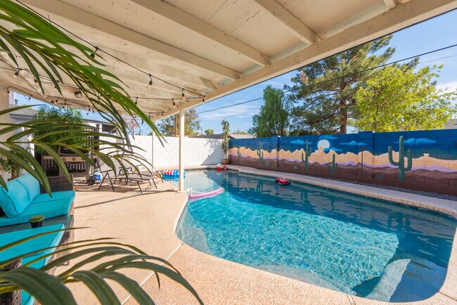 Building Photo - 4917 E Granada Rd