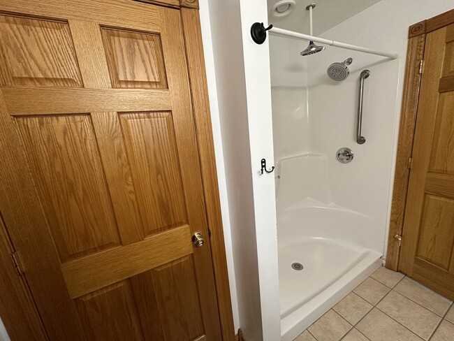 5’ walk-in shower - 1052 Lakeshore Dr