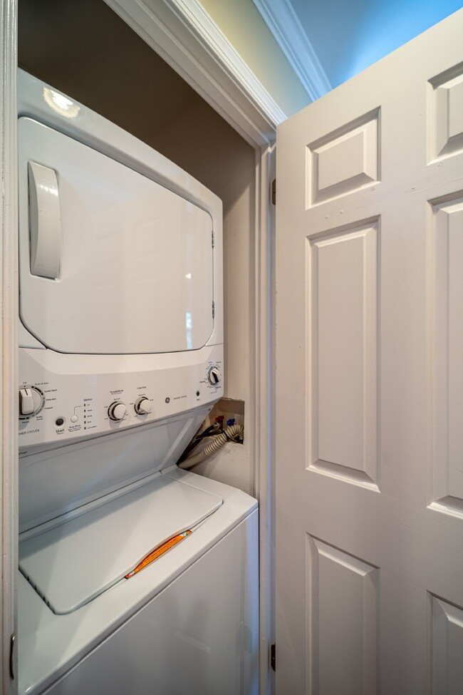 Building Photo - Charming End Townhouse in Prime North Old Town Location