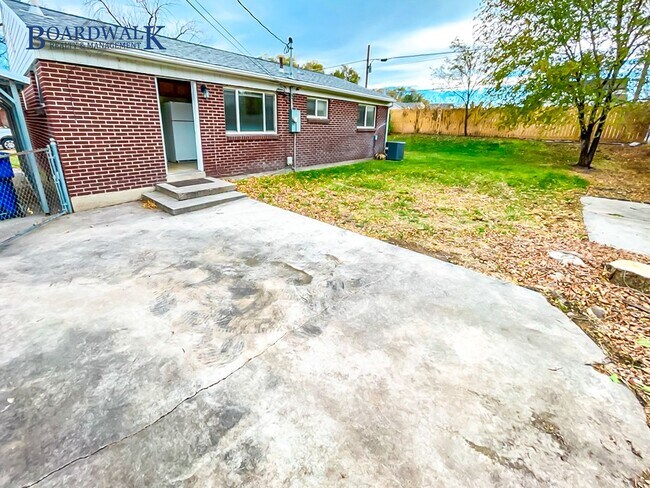 Building Photo - Charming Brick Rambler