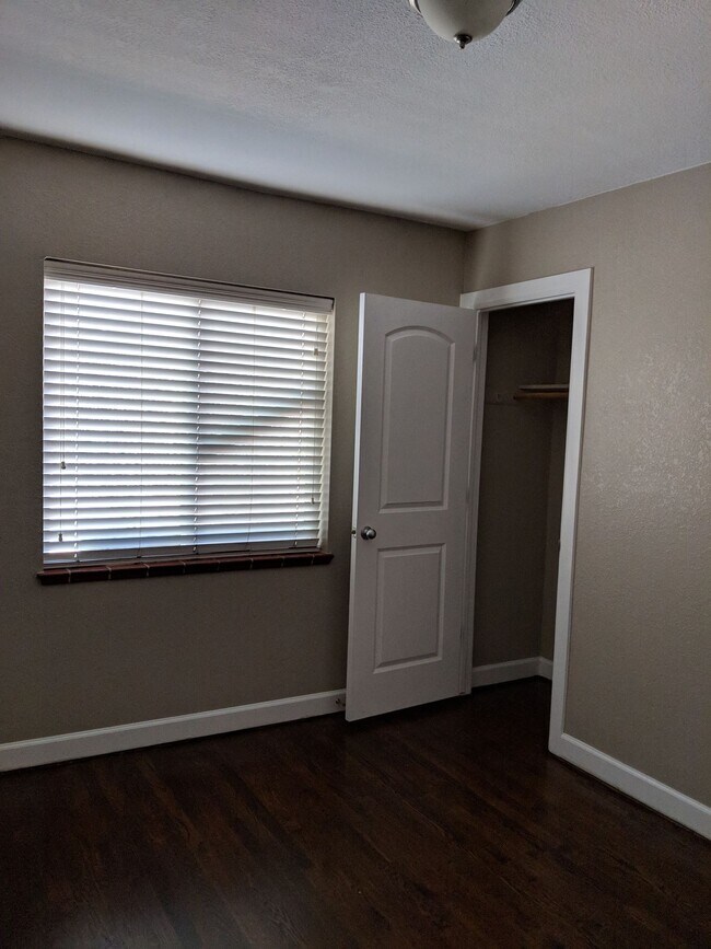 Building Photo - Mountain View 2 Bedroom 1 Bath Duplex on a Hill