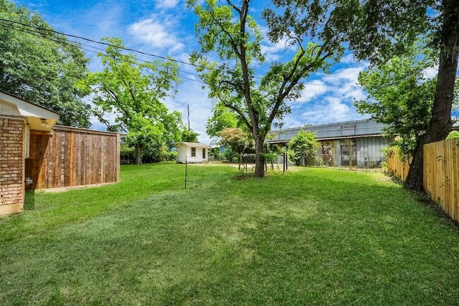 Building Photo - 811 Hillcrest Dr