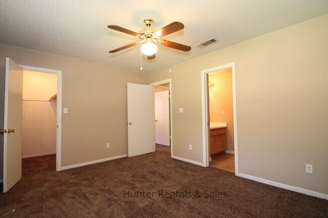 Building Photo - Delightful Duplex!