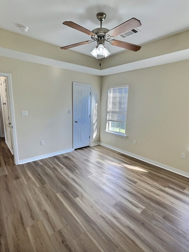 Building Photo - 3/2 Fireplace, 2 Car Garage St. Martin Schools