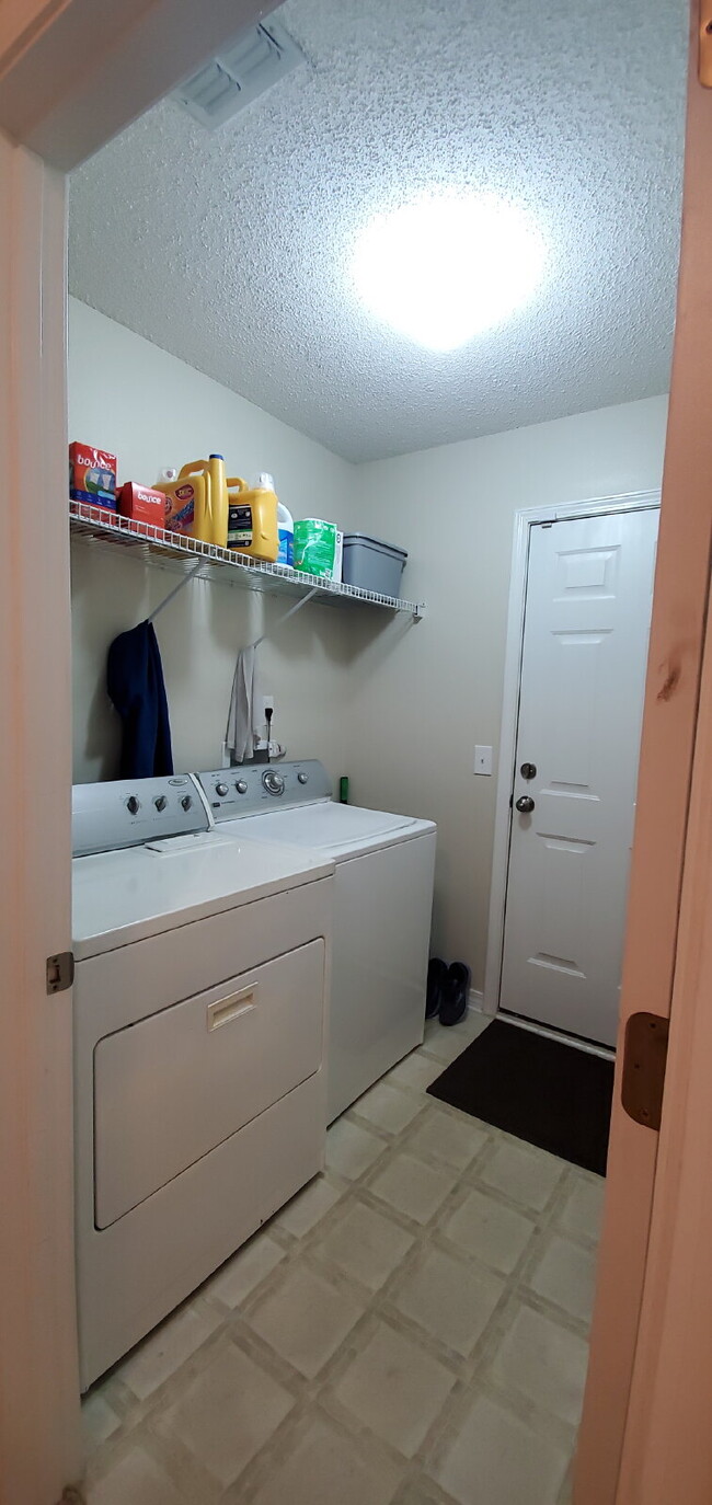 Building Photo - "Spacious 4-Bed Family Home in Milton with...