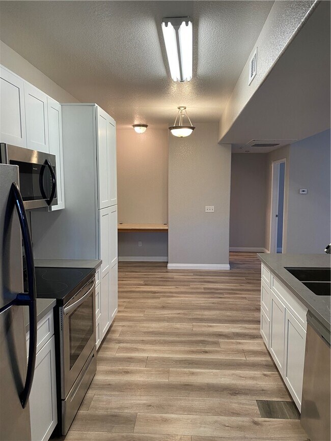 Building Photo - 41410 Juniper St