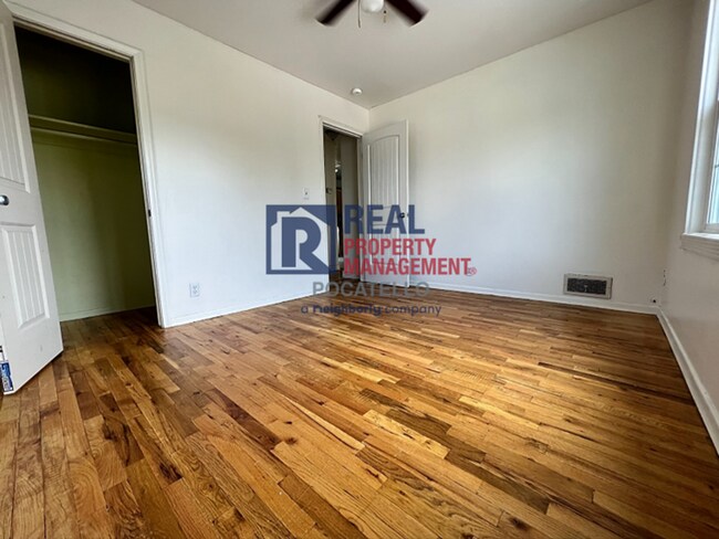 Building Photo - 3 Bedroom 1 bath - 1 car garage - "Pet Negotiable"