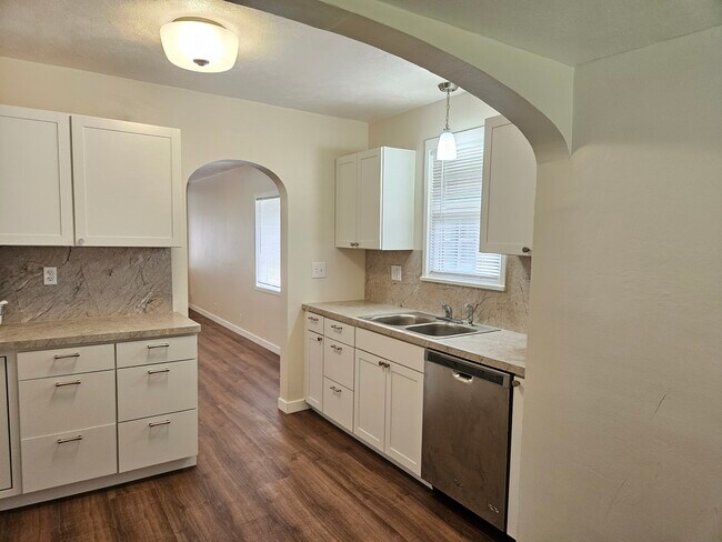 Building Photo - 1133 N Hayes Ave