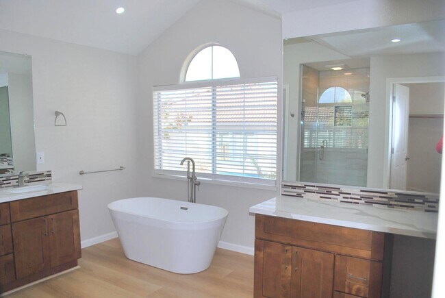 Building Photo - Updated Detached Home in Gated Fleur Du Mo...