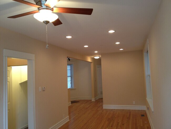 Building Photo - Duplexed Lakeview Three Bedroom Two Bath