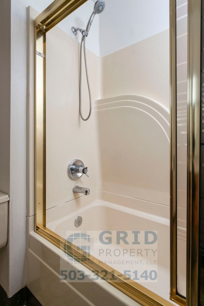 Building Photo - Spacious 4 Bedroom Single Family Home- South East Portland