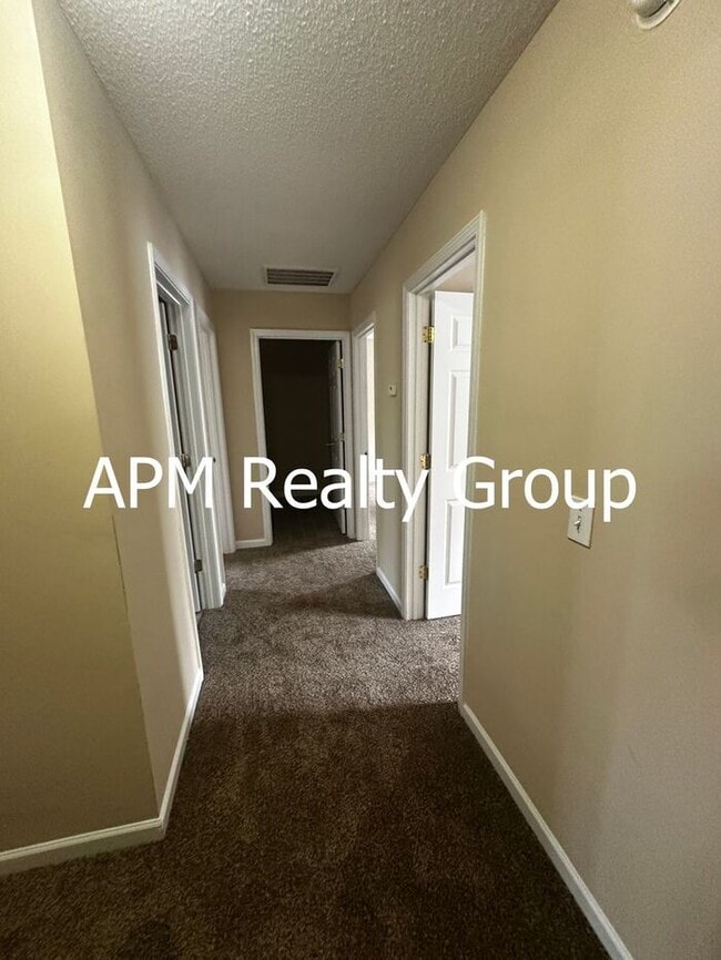 Building Photo - Spacious & Inviting Home Perfect for Comfortable Everyday Living
