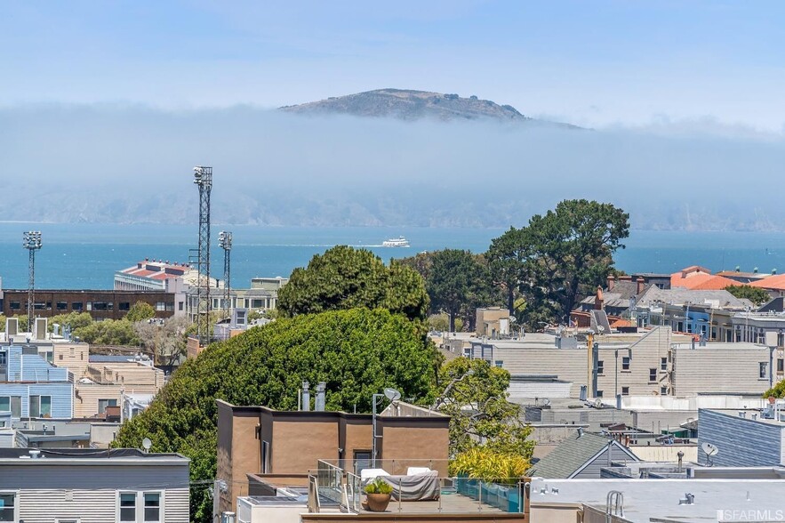 Roof deck view - 2920 Buchanan St