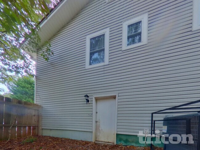Building Photo - 6640 Valley Hill Dr