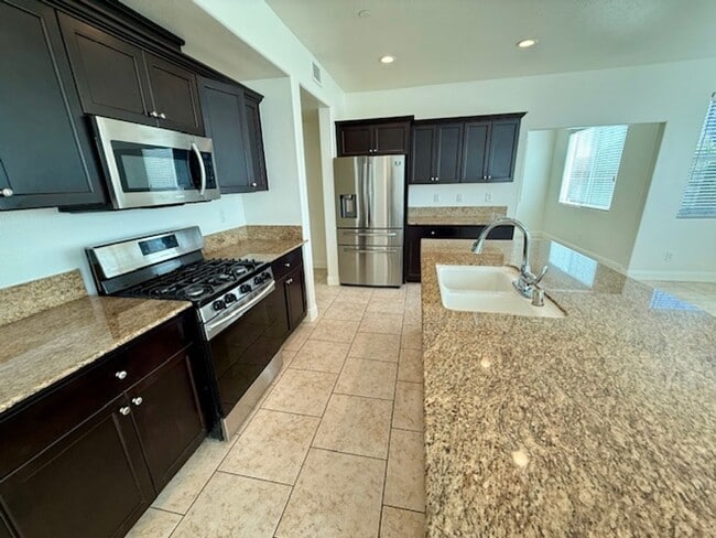 Building Photo - Beautiful Spacious 5 Bedroom Home located ...