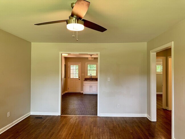 Building Photo - 907 Elwood Dr